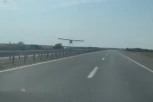 ŠOKANTNA SCENA KOD ŠIMANOVACA! Avion leti tik iznad vozila! (VIDEO)