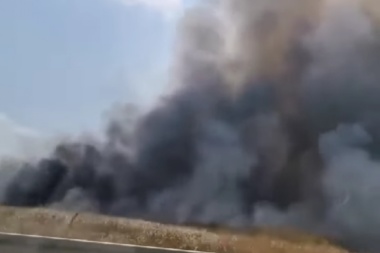 VELIKI POŽAR U INĐIJI! Širi se ogroman oblak crnog dima, vatrogasci pokušavaju da obuzdaju vatru! (VIDEO)