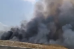 VELIKI POŽAR U INĐIJI! Širi se ogroman oblak crnog dima, vatrogasci pokušavaju da obuzdaju vatru! (VIDEO)