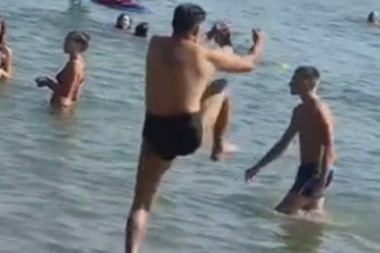 MITROVAČKI ROKI! Muškarac u spido gaćicama "zavodi dame" na plaži u Sremskoj Mitrovici, svi gledaju šta izvodi! "Odoli mu ako možeš"! (VIDEO)