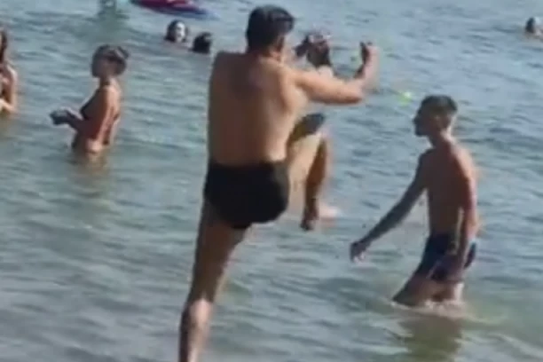 VEŽBE NA PLAŽI MU PROMENILE ŽIVOT: Mitrovački ROKI poput prave zvezde