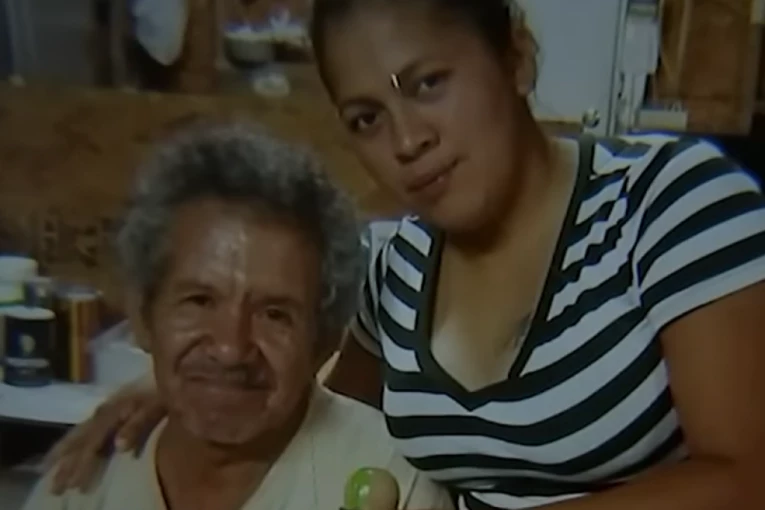 HOROR! Sedam pasa RASTRGLO PENZIONERA na trotoaru! Vlasnik optužen za ubistvo, a evo i kolika mu ROBIJA preti!