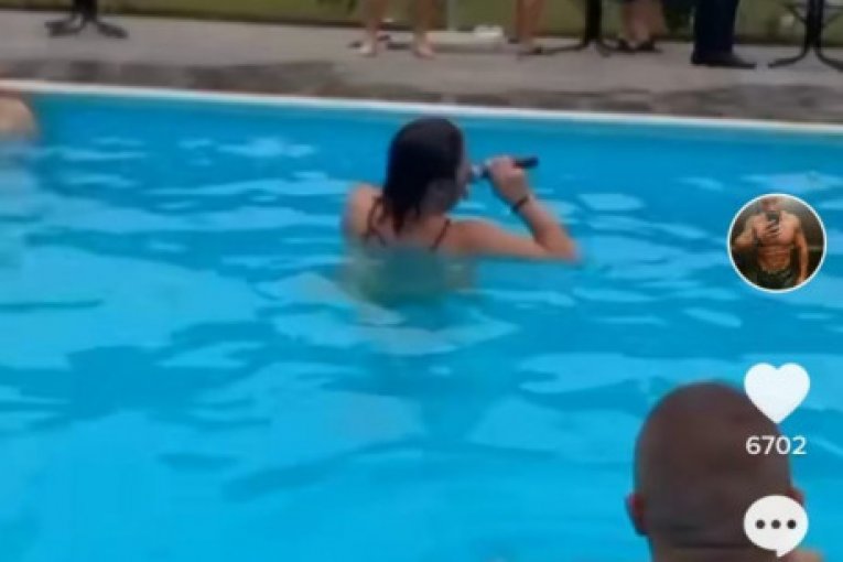 Aca Lukas uleteo u bazen sa mikrofonom