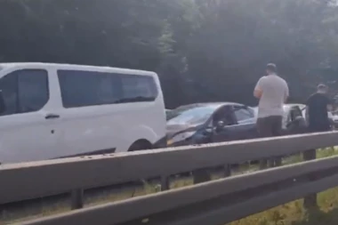 LANČANI SUDAR KOD ISKLJUČENJA ZA BEŽANIJSKU KOSU! Sve stoji, stvorila se kilometarska kolona! (VIDEO)