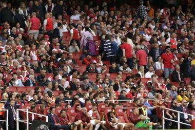 SUZE NA "EMIRATIMA": Preminula legenda Arsenala!