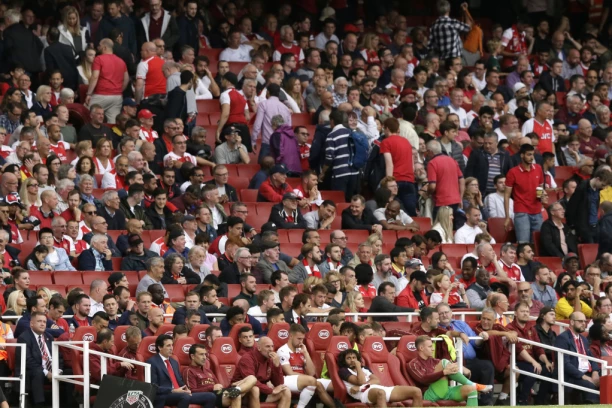 SUZE NA "EMIRATIMA": Preminula legenda Arsenala!