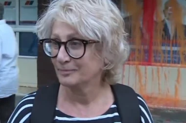 DEMONSTRANTI DIVLJACI! Uništili srpsku zastavu i prostorije SNS u Novom Sadu! Aida Ćorović i ne zna zašto je tu! (VIDEO)