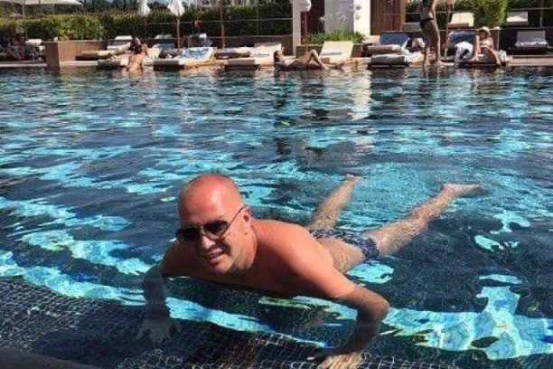 ROLEKS, GUČI I SKUPE DESTINACIJE! Luksuzni život carinskog agenta C&A, oštetio državu za 6,4 miliona evra, a živeo kao bubreg u loju! (FOTO)