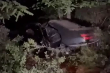 Jedan POGINUO NA MESTU, drugom se BORE ZA ŽIVOT! Mladići se zakucali u drvo, automobil smrskan! Stravična nesreća kod Čelareva! (UZNEMIRUJUĆI VIDEO)