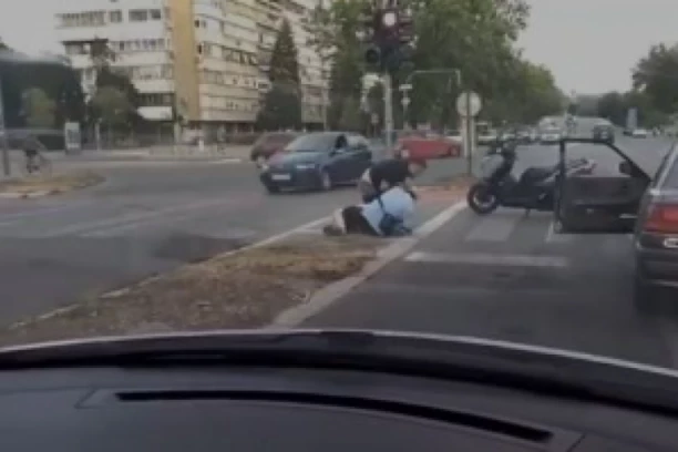 KAO U RINGU! Dva muškarca u Novom Sadu u opakoj tuči na semaforu!