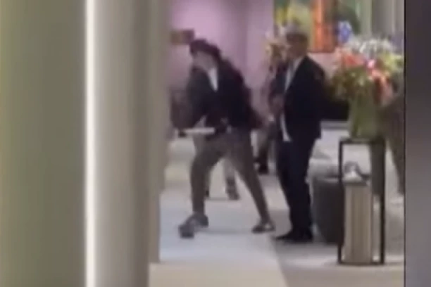 Srbi ukrali NAJREĐI DIJAMANT NA SVETU!? Pogledajte snimak SPEKTAKULARNE PLJAČKE dok svi NEMO POSMATRAJU! Razbili izlog čekićem i sve završili za minut! (VIDEO)