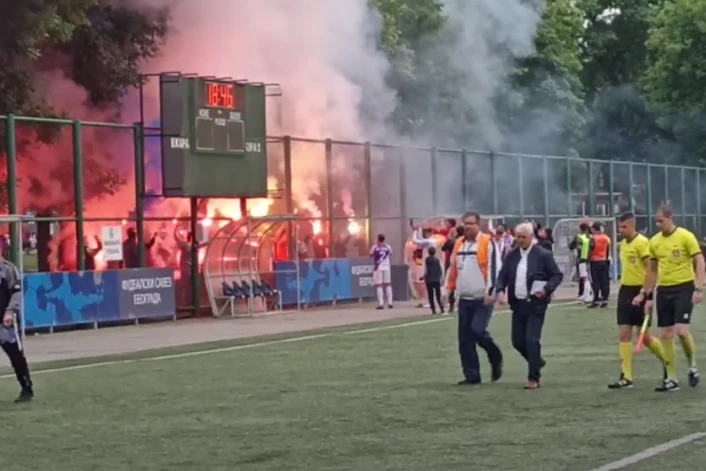 KAKVO HULIGANSTVO! Pripadnici navijačke grupe "Invalidi" UDARALI MOTKAMA gledaoce na stadionu Torlak!