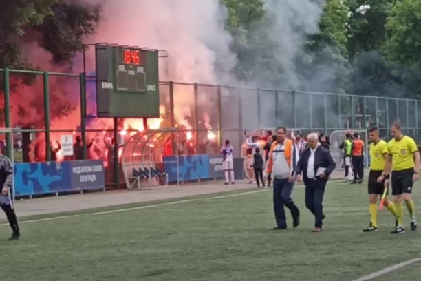 KAKVO HULIGANSTVO! Pripadnici navijačke grupe "Invalidi" UDARALI MOTKAMA gledaoce na stadionu Torlak!