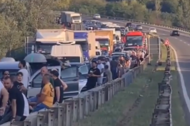 SVE STOJI U PRAVCU BEOGRADA: Zbog saobraćajke stvorila se kilometarske kolona na auto-putu (VIDEO)