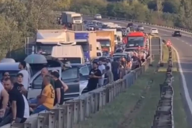 SVE STOJI U PRAVCU BEOGRADA: Zbog saobraćajke stvorila se kilometarske kolona na auto-putu (VIDEO)