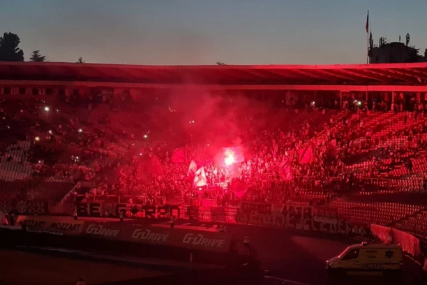 Marakana u MRAKU, a Delije bakljadom dovele atmosferu do usijanja (VIDEO)