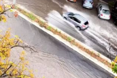 SNAŽNO NEVREME PARALISALO BEOGRAD! Reke teku niz ulice, automobili jedva prolaze! (VIDEO)