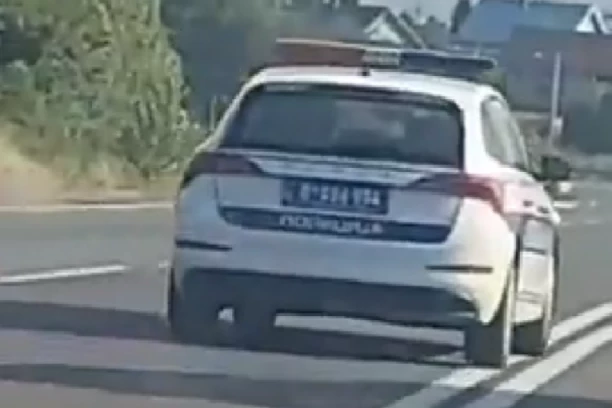 ZA NJIH NE VAŽE SAOBRAĆAJNI PROPISI?! Bahato ponašanje policije, pretiču preko duple pune! (VIDEO)