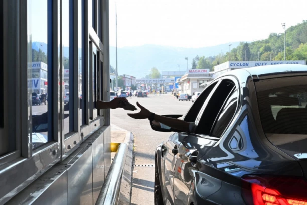 ZADRŽAVANA NA BATROVCIMA I DO 8 SATI! Evo kakva je situacija  na putevima kroz Srbiju!