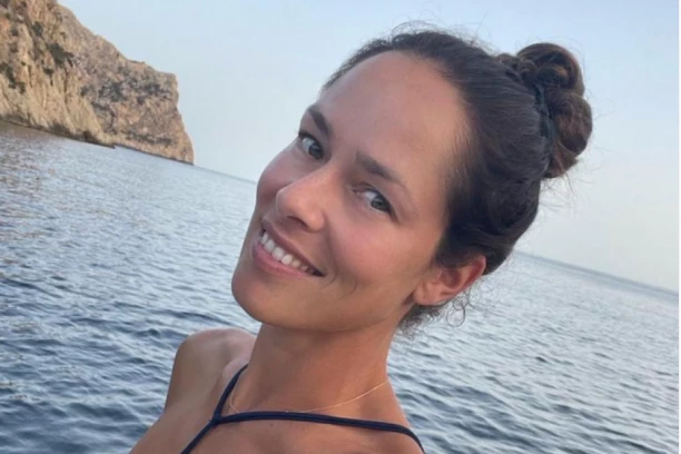 DEKOLTE, PROVIDNA HALJINA, ŠLIC.... Ana Ivanović PROVOKATIVNA kao nikada do sada (FOTO)