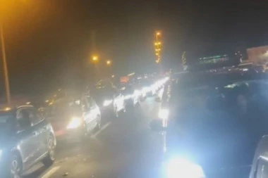 NESTRPLJENJE DOŠLO DO USIJANJA! Putnici na graničnom prelazu Bajakovo čekali preko 9 sati!