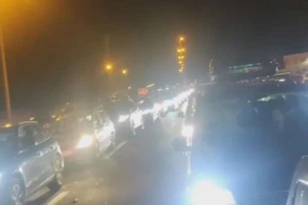 NESTRPLJENJE DOŠLO DO USIJANJA! Putnici na graničnom prelazu Bajakovo čekali preko 9 sati!