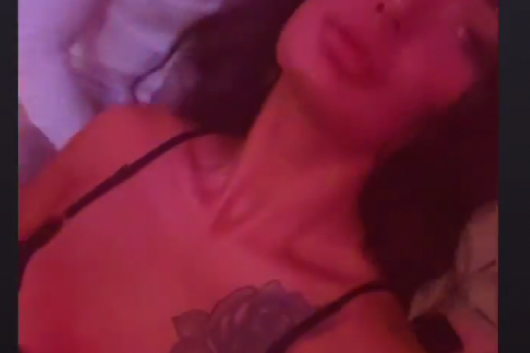 Viktorija Mitrović i Cvele na splavu