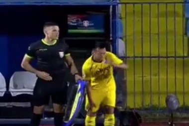 HIT U SUBOTICI: Sudija udario Japanca semaforom (VIDEO)