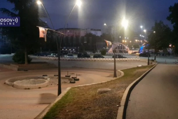 U KOSOVSKOJ MITROVICI NAPETO! Sirene prestale, ulice puste, Srbi spremni da pruže otpor ako im se ugrozi bezbednost! (VIDEO)