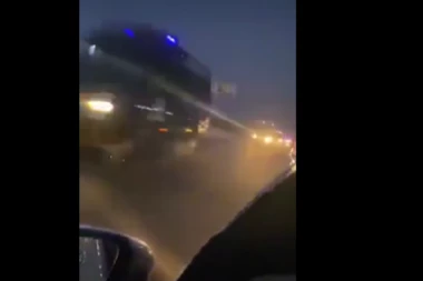 KORDON PRIPADNIKA ROSU KRENUO KA KOSOVSKOJ MITROVICI! U koloni uglavnom borbena vozila! (VIDEO)