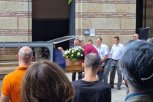 Potresne scene na sahrani Branka Cvejića: Tužna povorka krenula iz kapele, kolege legendarnog glumca nose SANDUK (FOTO)