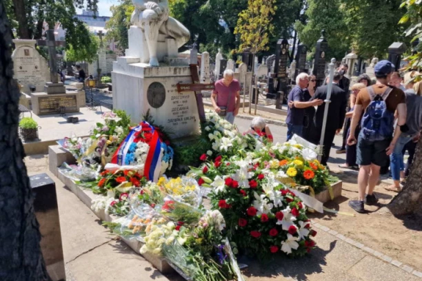 Ćerka i sin smogli snage da održe GOVOR, potresnim rečima se oprostili od OCA: Neutešna porodica ispratila Branka Cvejića na večni počinak (FOTO, VIDEO)