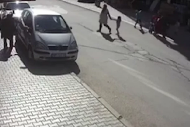 DEVOJČICI IZ TUTINA SE BORE ZA ŽIVOT! Nastradala na rođendan, vozač nije mogao da je vidi od parkiranog automobila! (UZNEMIRUJUĆI SNIMAK)