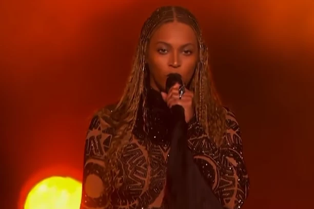 OVO JE NAJVEĆA POP ZVEZDA 21. VEKA! Fanovi Tejlor Svift POBESNELI zbog ovakve odluke!