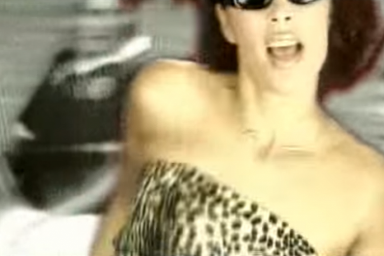 Ksenija Pajčin u spotu za pesmu "Sviđa mi se on"