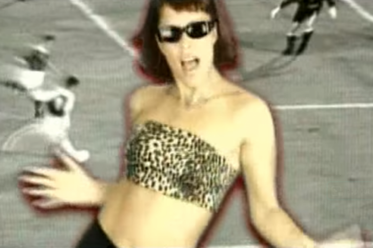 Ksenija Pajčin u spotu za pesmu "Sviđa mi se on"