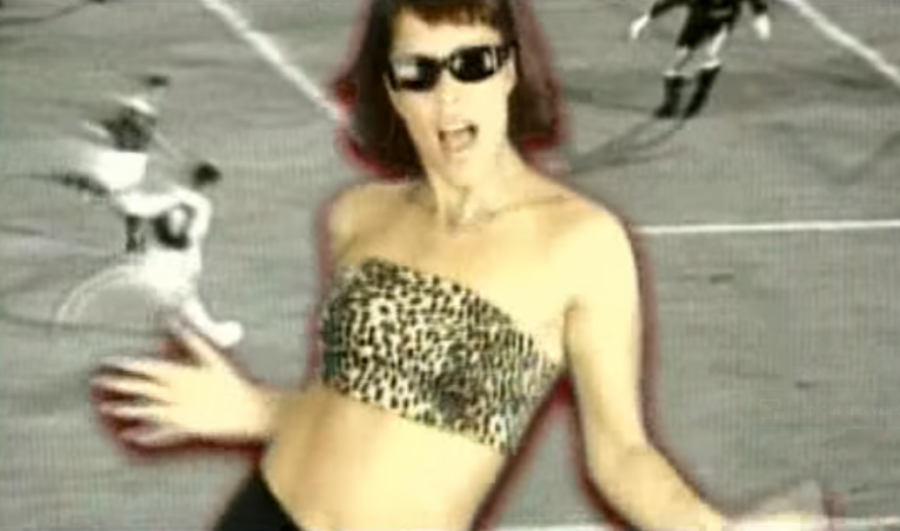 Ksenija Pajčin u spotu za pesmu "Sviđa mi se on"