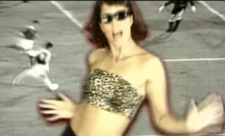 Ksenija Pajčin u spotu za pesmu "Sviđa mi se on"