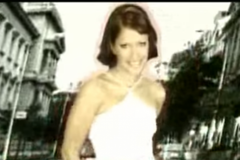 Ksenija Pajčin u spotu za pesmu "Sviđa mi se on"