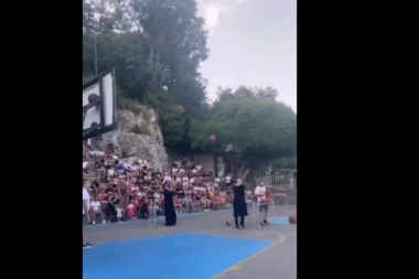 SVETA TROJKA! Hit snimak: Sveštenici igraju košarku, svaka ulazi "bez koske"! (VIDEO)