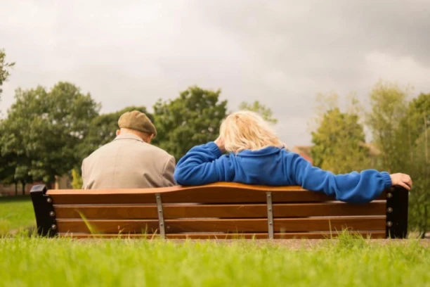 URNEBES NA TVITERU: Deda (84) pobegao od kuće jer misli da ga baba (81) vara sa mlađim komšijom (70)