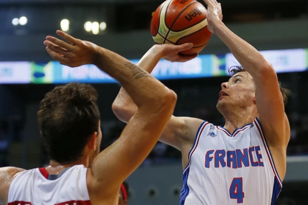 Zbog svoje odluke stavljen je na stub srama: Više nije želeo da ćuti - francuski košarkaš poslao brutalnu poruku!