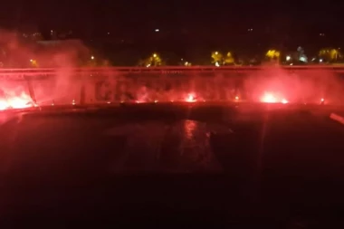 Delije priredile spektakl: Veliki dres na centru Marakane, bakljada i poruka svima koji dolaze na Pjunik! (VIDEO)