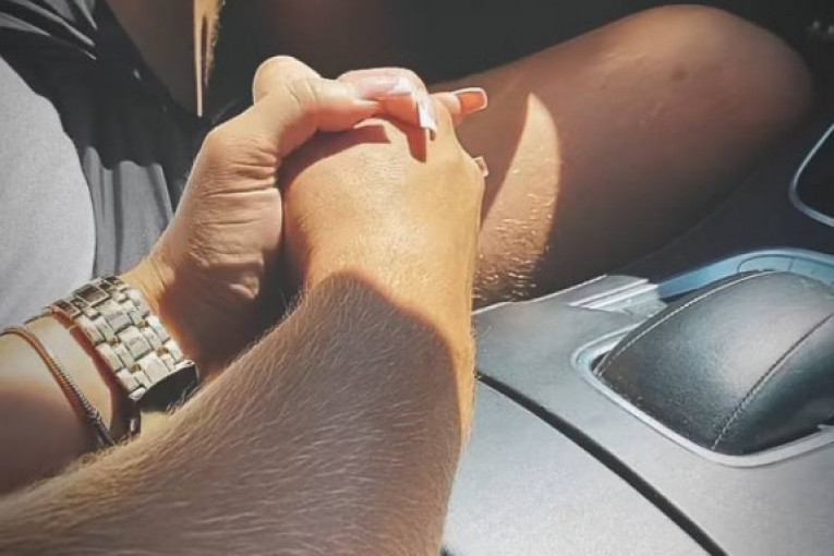 Dalila Dragojević i novi dečko se drže za ruke