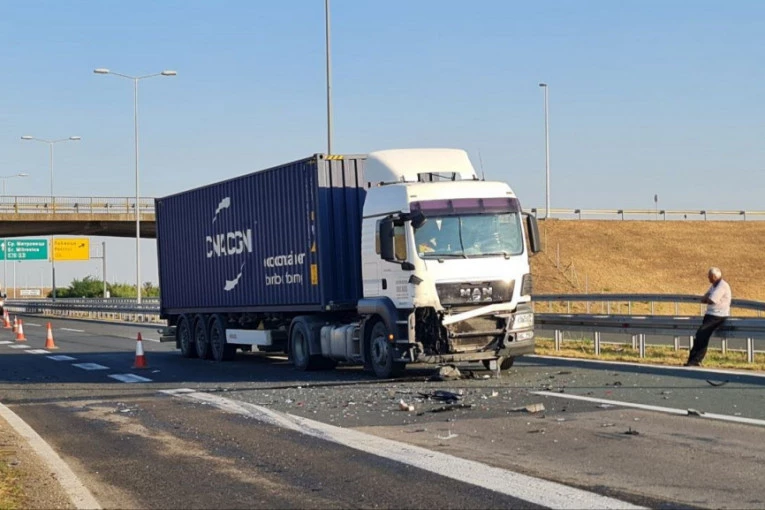 SUDAR KAMIONA I AUTOMOBILA! Teška saobraćajka na auto-putu, troje povređeno! (FOTO, VIDEO)
