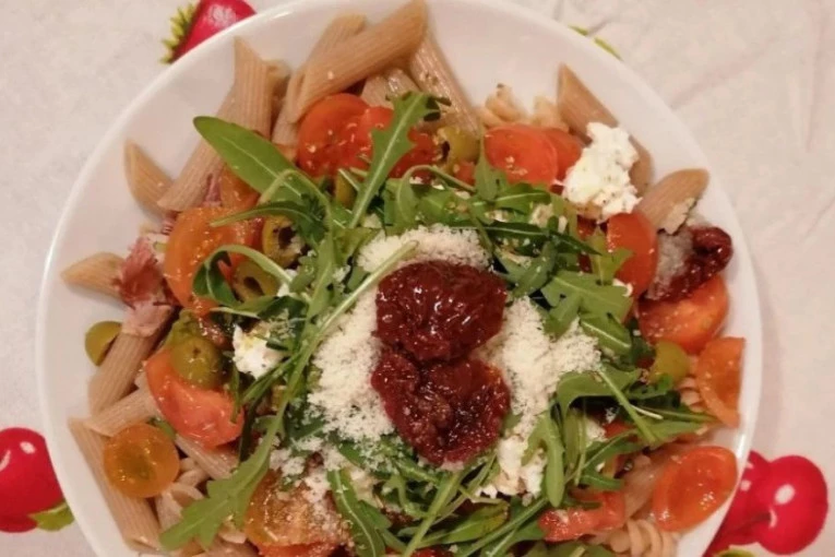 Recept za TRIKOLORE PASTA SALATU: Ukusi Italije na vašoj trpezi! (VIDEO)