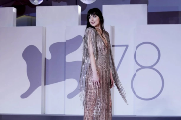 VIP MODNI POGODAK: Dakotin stajling će vas oduševiti tek kada je vidite s leđa! (FOTO)