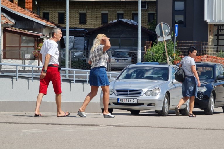 Marija i Siniša Kulić ispred bolnice u Nišu