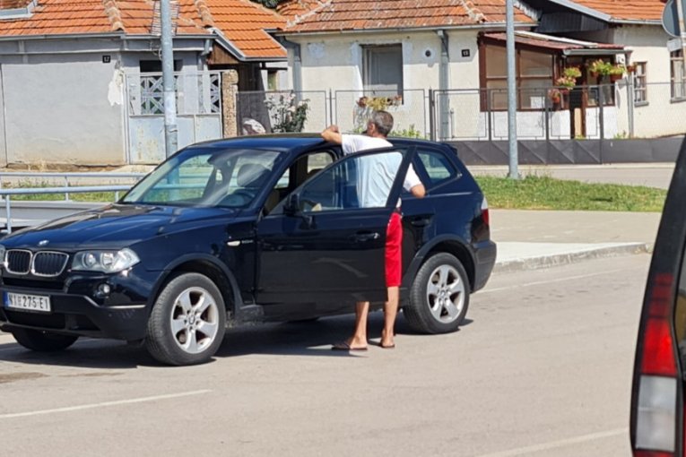 Marija i Siniša Kulić ispred bolnice u Nišu