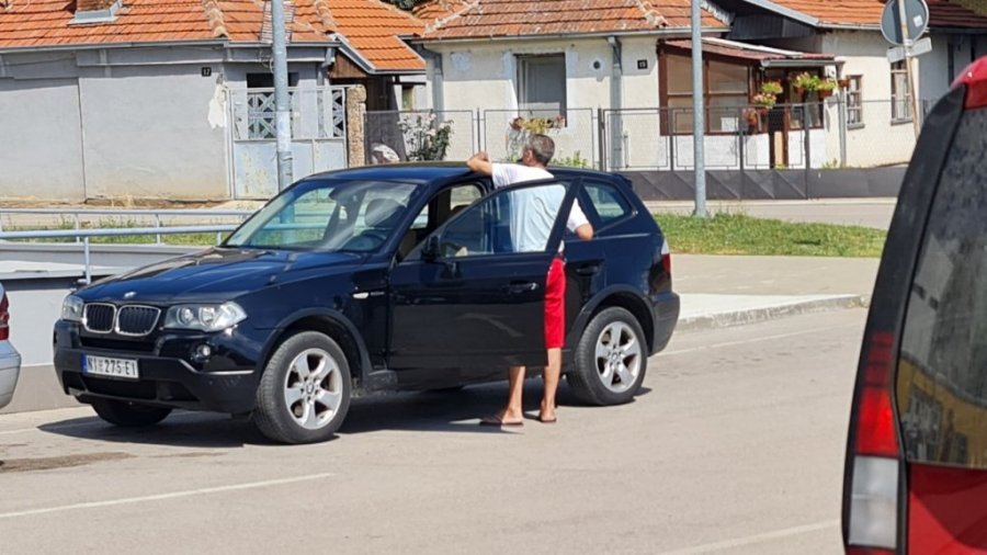 Marija i Siniša Kulić ispred bolnice u Nišu